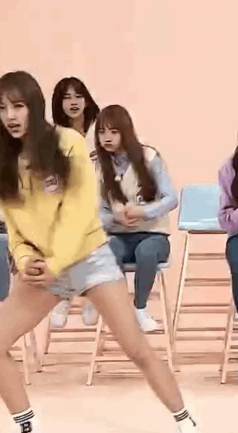 아이즈원) 예나와 완벽히 동조화 된 조유리.gif | 인스티즈