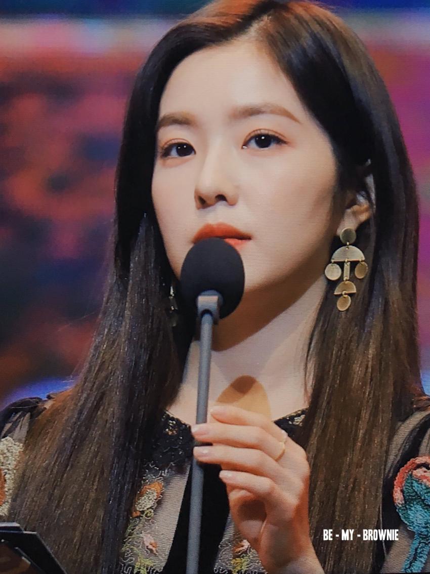 [레드벨벳] 시상식에 친구 만나 많이 반가운 아이린 | 인스티즈