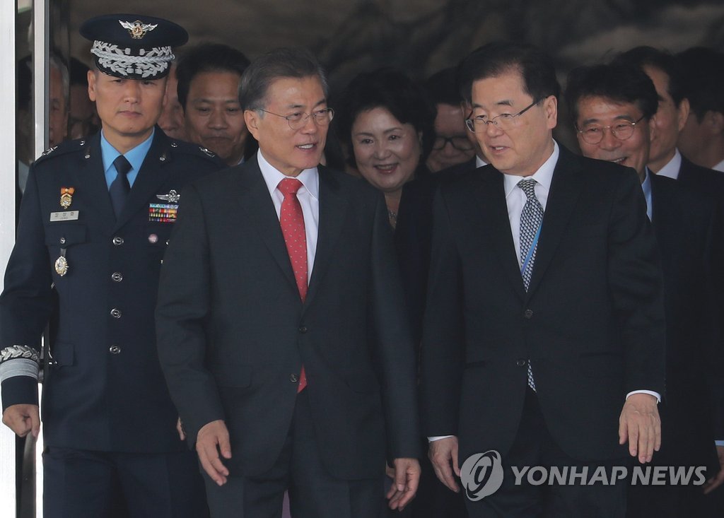 인도네시아로 출국한 문재인 대통령과 김정숙 여사 | 인스티즈