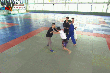 가볍게 이훈 내던지는 강호동.GIF | 인스티즈