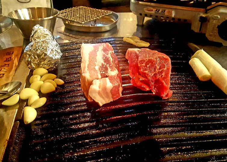 3층까지 만석이라 사람들이 밖에서 기다리는 삼겹살 맛집.jpg | 인스티즈