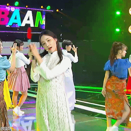 180729 오늘 인기가요 아오자이 입은 모모랜드 연우.gif | 인스티즈