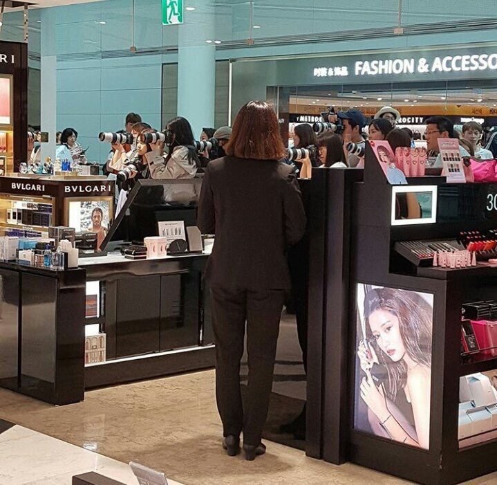 아이돌들 공항 내부에서 사진찍히는 모습.jpg | 인스티즈