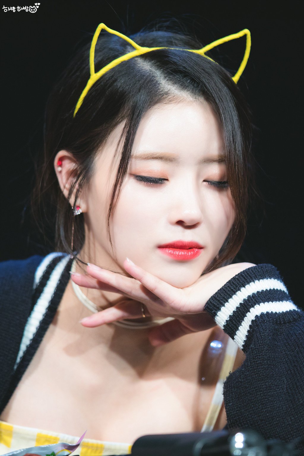노란 원피스에 고양이 머리띠를 쓴 러블리즈 미주.jpgif | 인스티즈