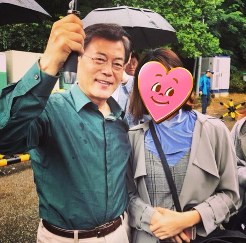 국민에게 우산 씌워주는 대통령 | 인스티즈