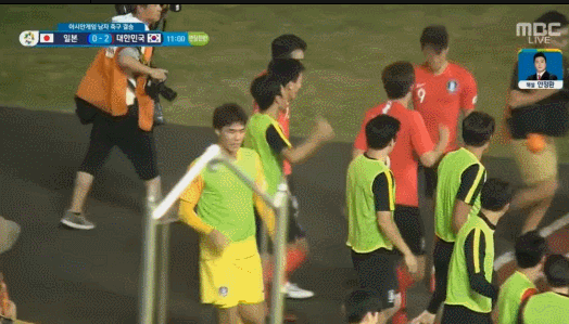 아시안 게임에서 일본 축구팬들이 눈깔 뒤집힌 이유 GIF | 인스티즈