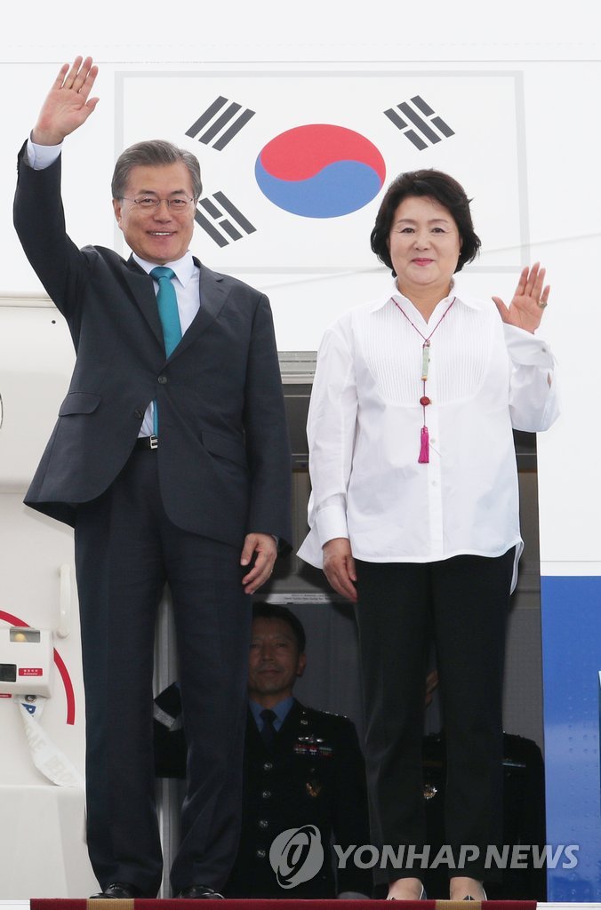 베트남 다낭에 도착한 문재인 대통령과 김정숙 여사 | 인스티즈