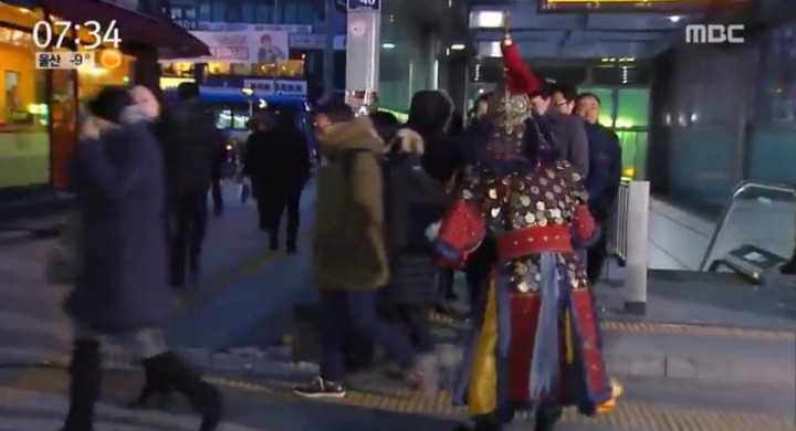 출근길 시민들과 인터뷰 시도하는 조세호.jpg | 인스티즈