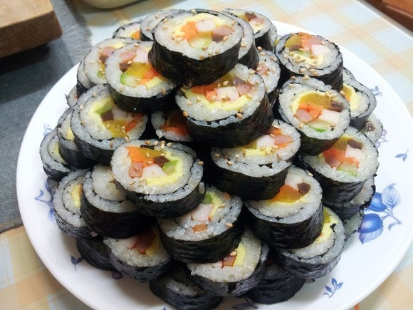 소풍갈때 김밥 vs 유부초밥 그리고 콜라 vs 사이다 vs 물 | 인스티즈