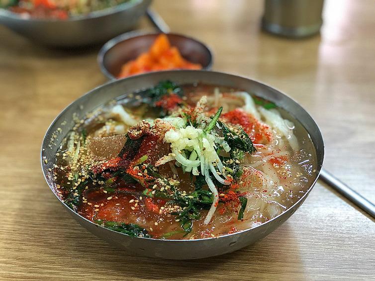 평양냉면 마니아들이 좋아한다는 슴슴한 맛의 칼국수.jpg | 인스티즈