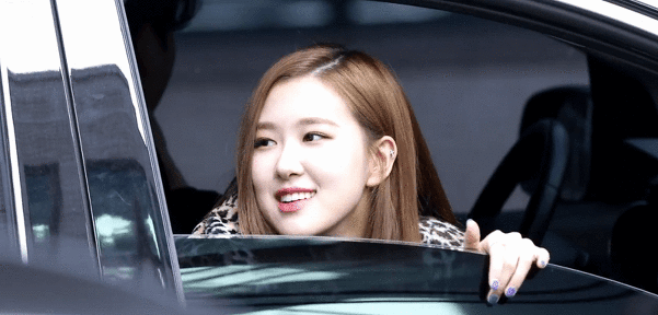 퇴근길 팬들에게 수줍게 대답하는 블랙핑크 로제.gif | 인스티즈
