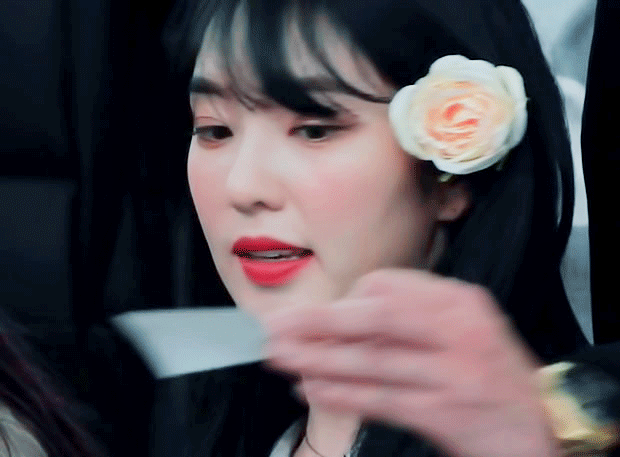 올려다보는 아이린.gif | 인스티즈
