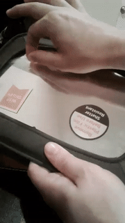 기분이 좋아지는 필름 뜯는 모습.gif | 인스티즈