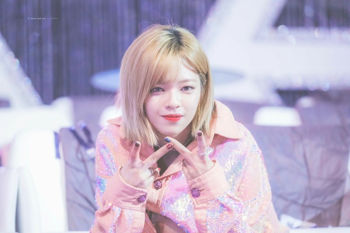 텅빈 시상식장에 혼자 끝까지 남아서 팬들하고 인사하는 아이돌 | 인스티즈