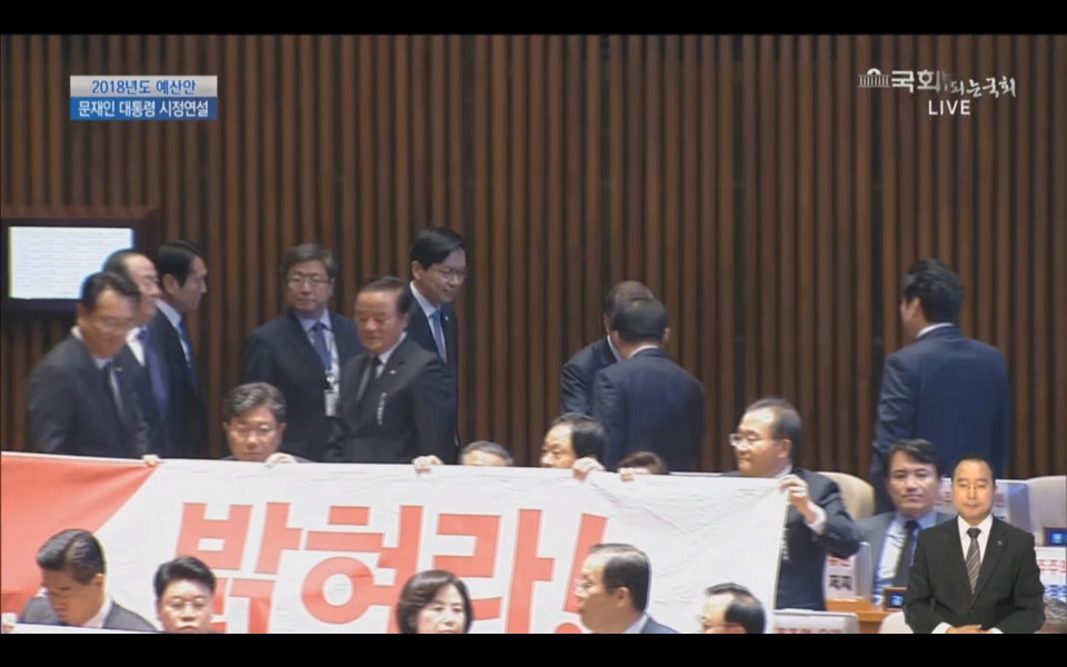문통령 팬서비스에 당황한 자유한국당의원들.jpg | 인스티즈