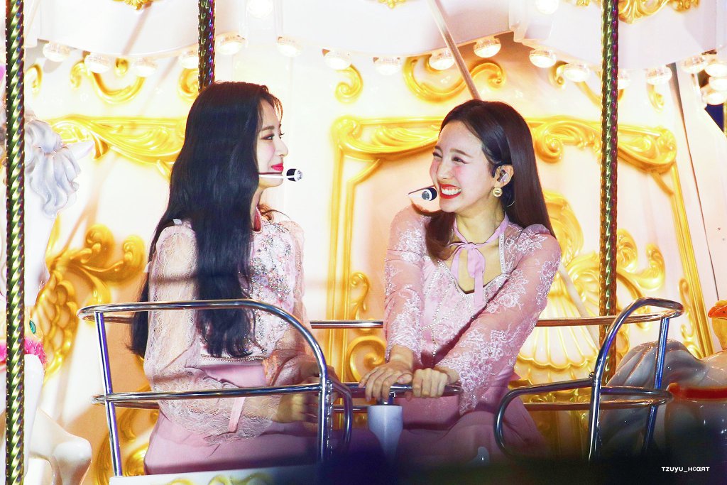 어제 골든디스크어워즈 트와이스 쯔위의 미모ㄷㄷㄷ.jpgif | 인스티즈